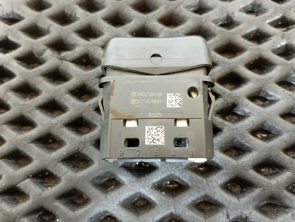 Кнопка люка