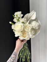 Свадебный букет из белых роз, диантусов и антуриума