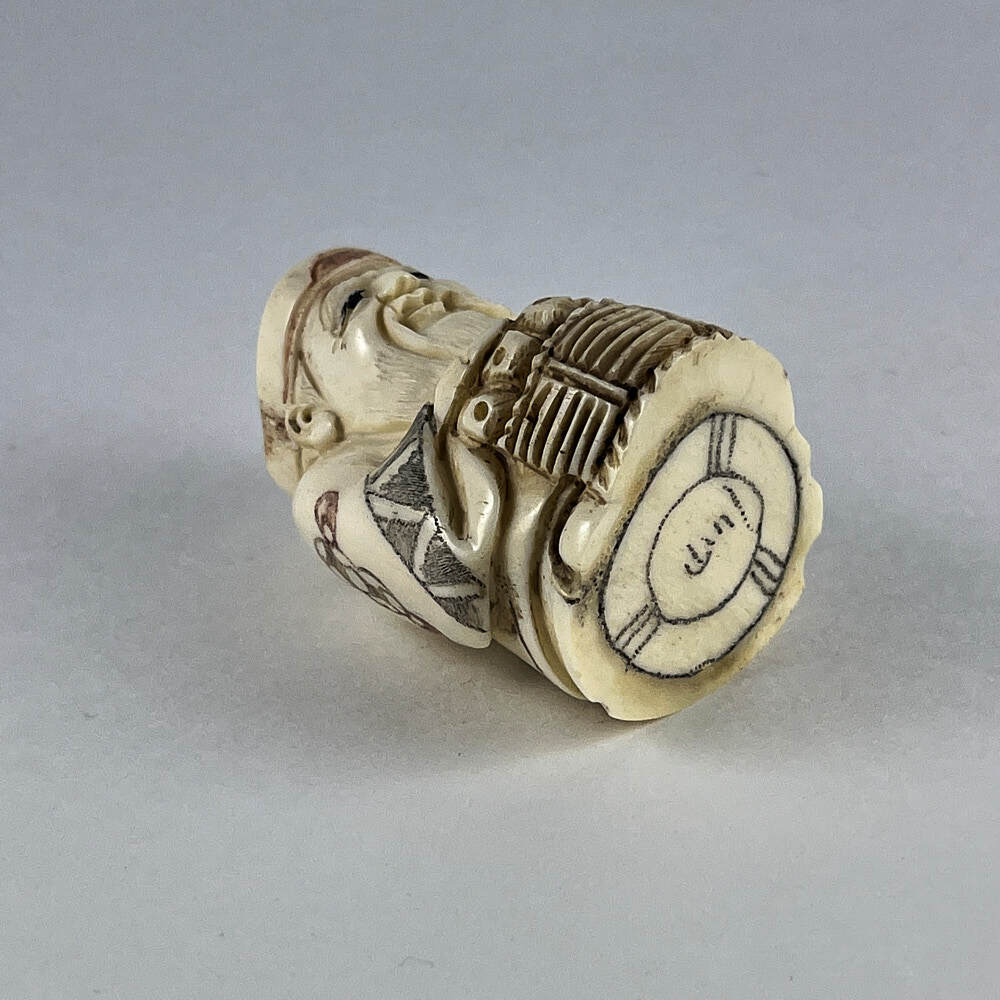 Статуэтка нэцкэ Дзюродзин с корзиной священных карпов