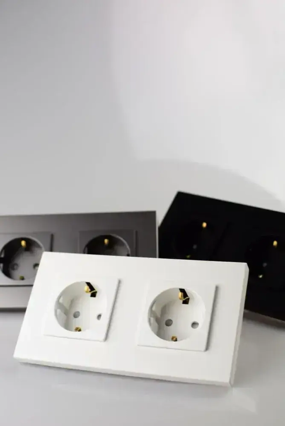 Розетки белые с заземлением, двойная розетка с защитными шторками