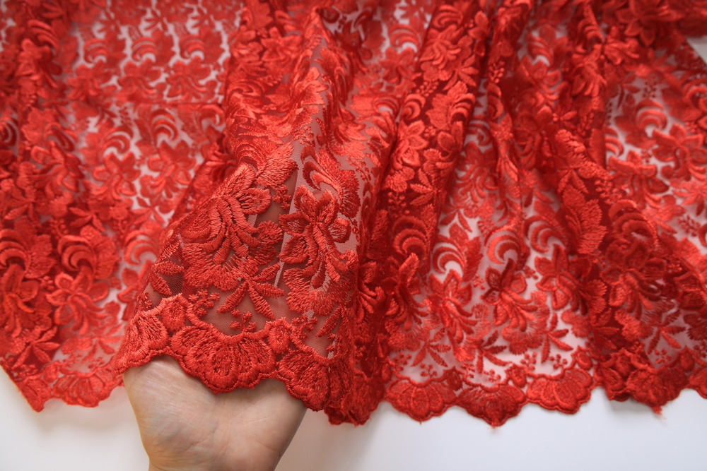 Вышивка на сетке красная