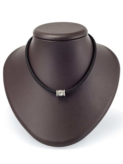 Шарм «Руна Феху» из серебра на постаменте