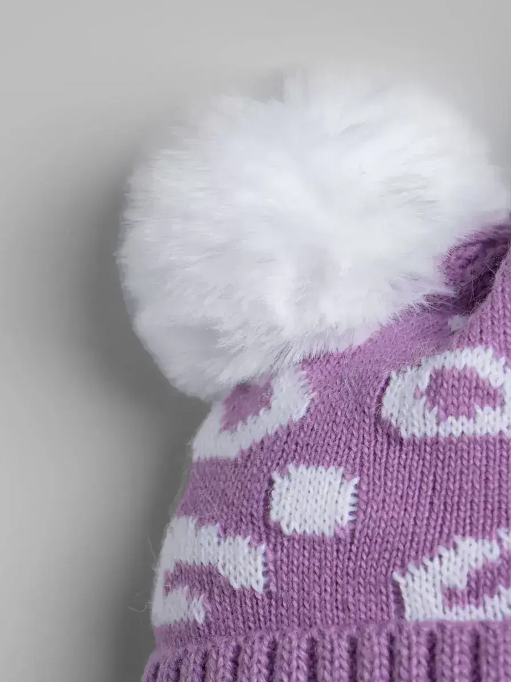 Шапка для девочки зимняя с помпонами на завязках