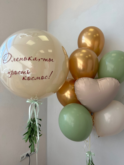 Большой стеклянный шар с веткой зелени и фонтаном с шариками хром и сердцем