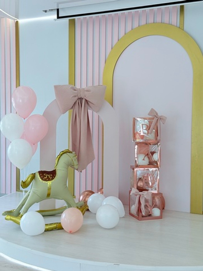 Фотозона на годик с лошадкой