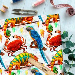 Ткань кулирная гладь яркие попугаи, крабы и хамелеоны