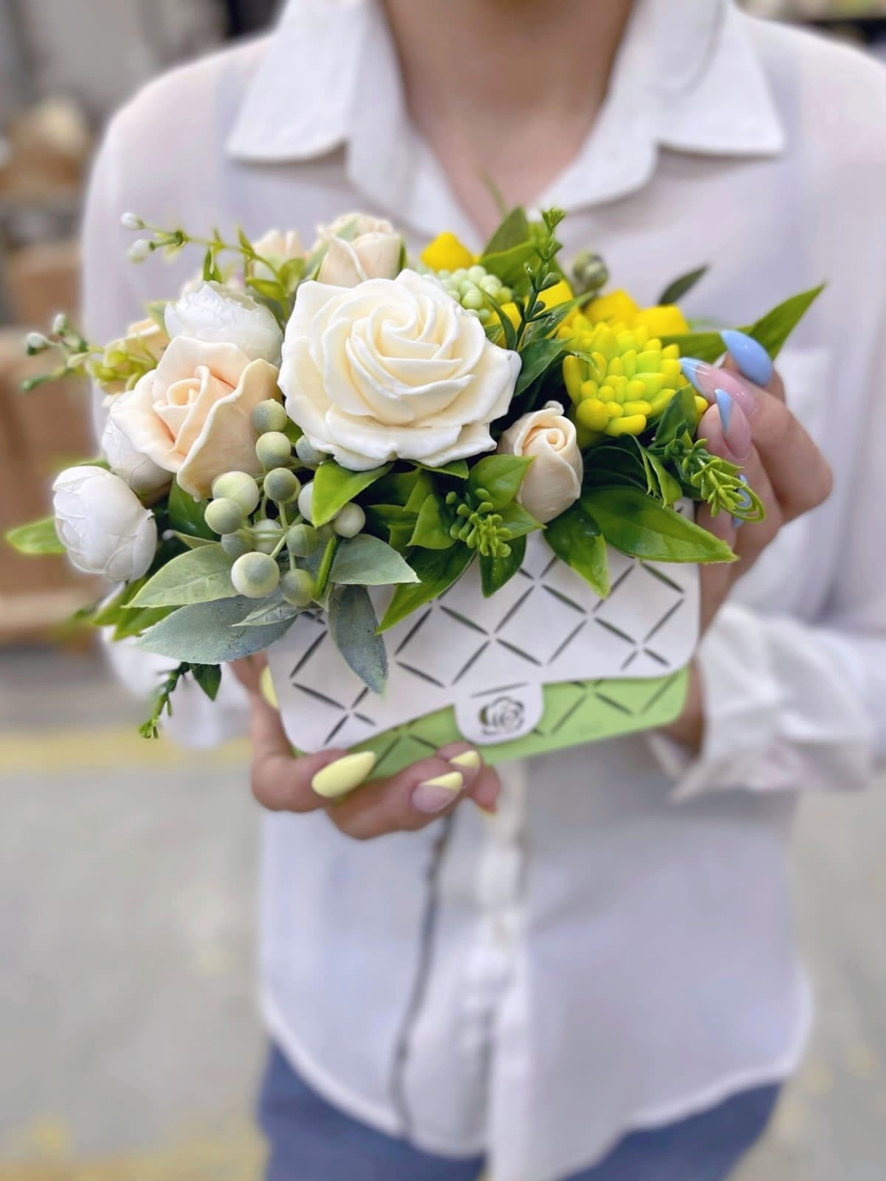 Букет «Розы и лимоны, сумочка»