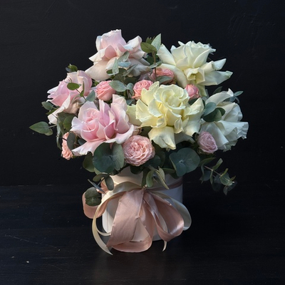 Цветочная композиция из роз и эвкалипта в боксе