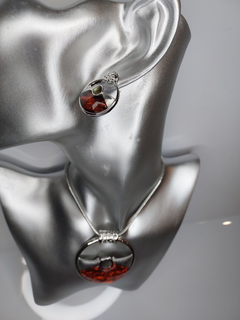 Комплект бижутерии. Набор, колье и серьги "Око Саурона " . С регулируемым размером цепи.