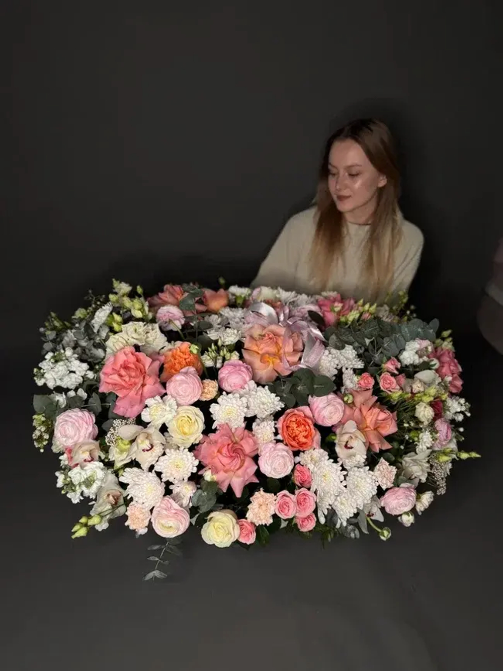 Корзина Wow с ранункулюсами и французским розами