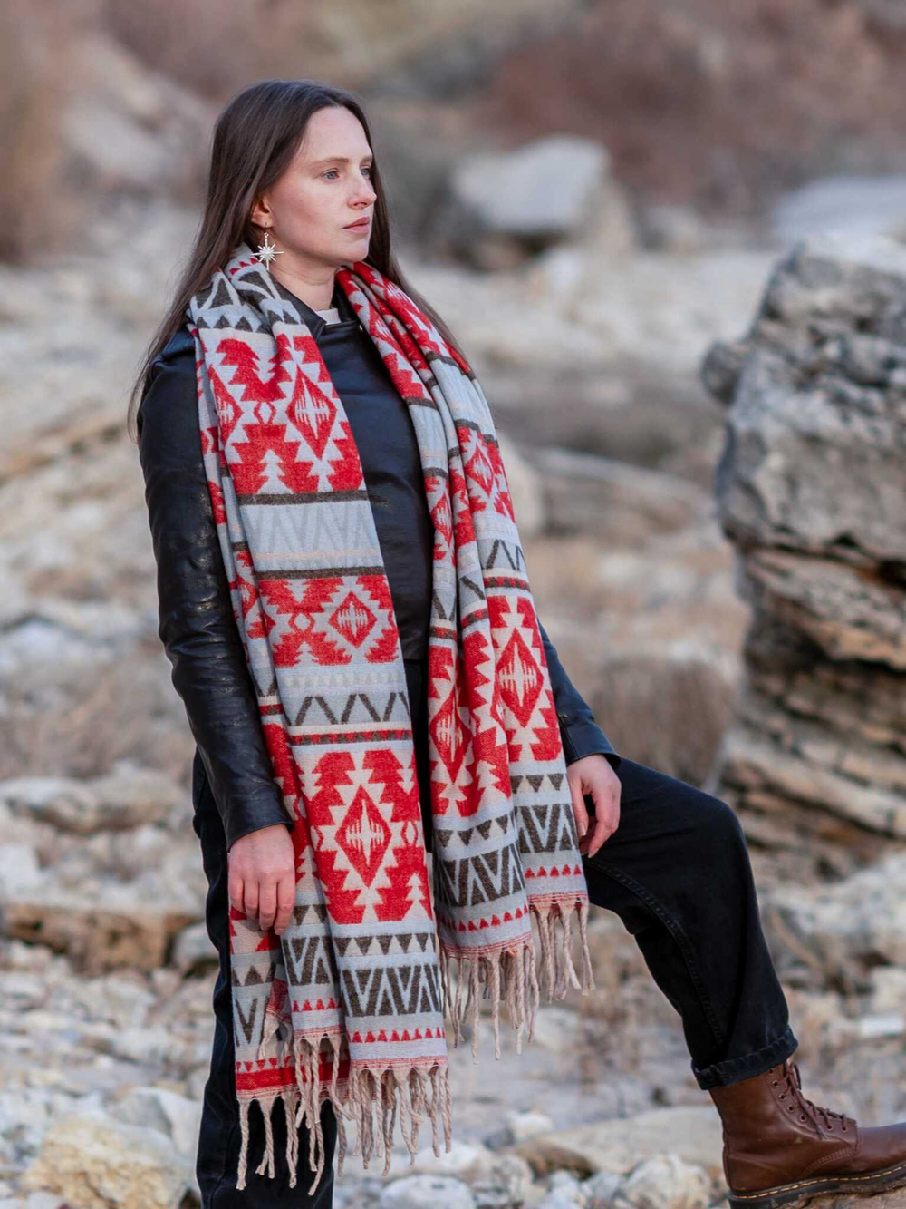 Теплый палантин с орнаментом