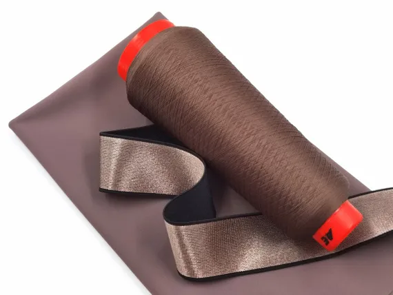 Нитки Guetermann PIUMA 160/5000 м, текстурированное микроволокно, перец 738