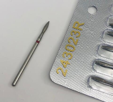 Алмазная насадка для кутикулы, пламя, красная насечка 243023R