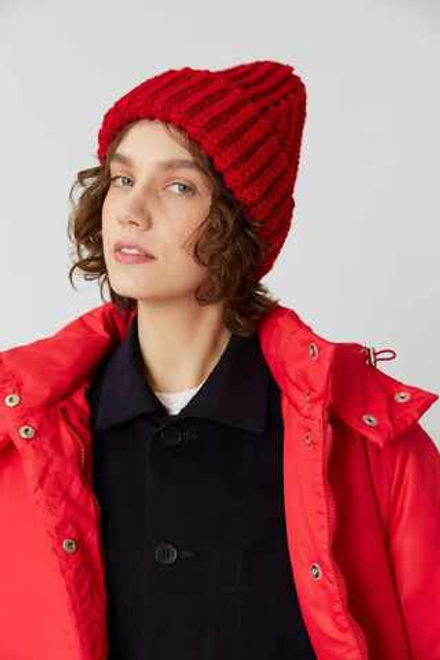 Шапка-бини красного цвета