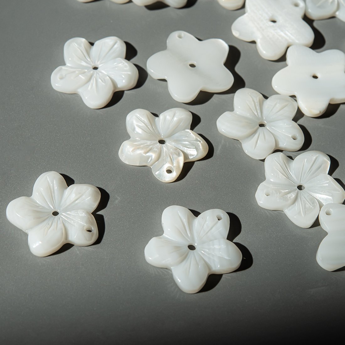 Цветок резной из перламутра речных ракушек, 18мм, белый
