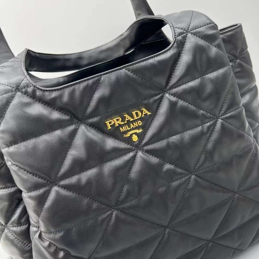 Prada Большая сумка-тоут из кожи наппа с декоративной строчкой