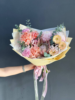 Нежный букет для мамы с протеей