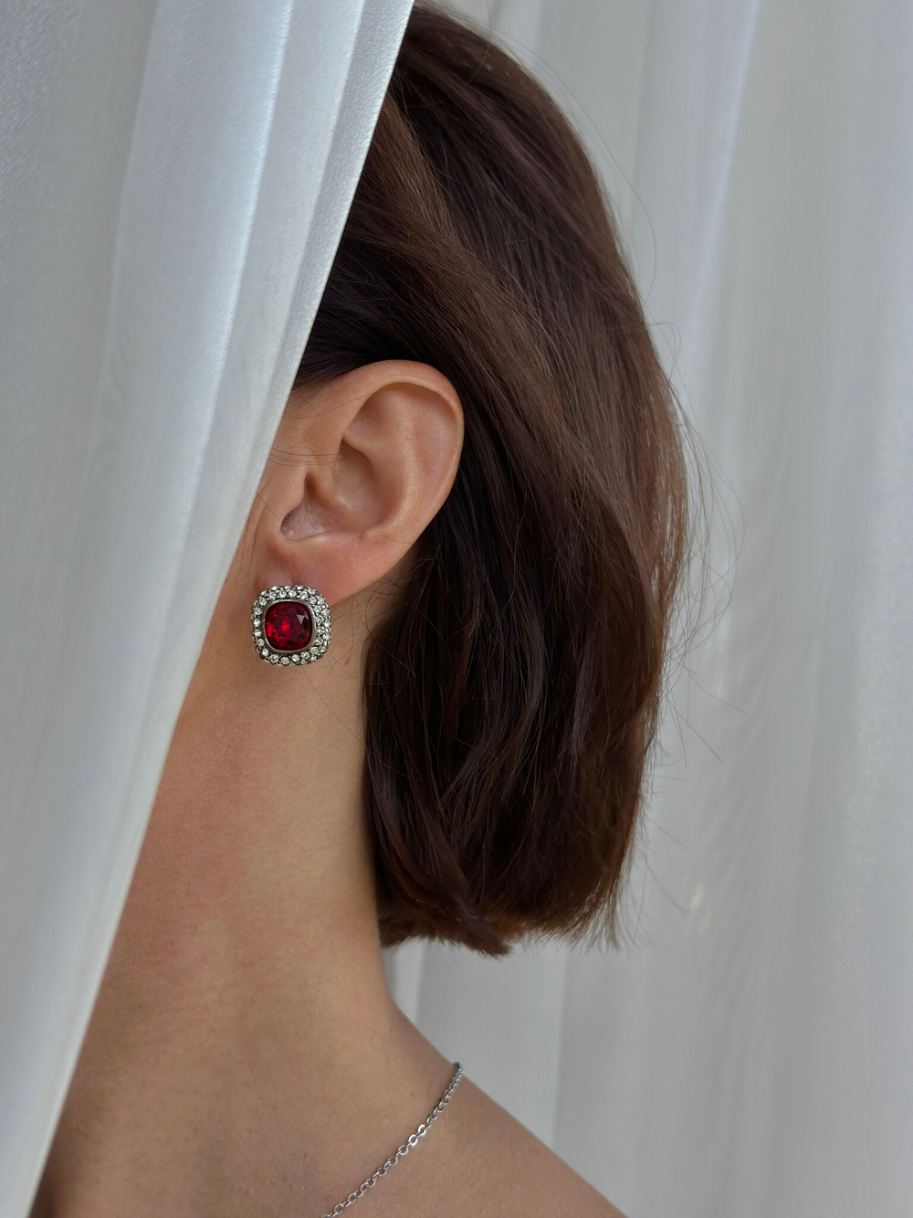 Серьги на английском замке с кристаллами Сваровски. Ювелирный сплав, покрытие серебро.