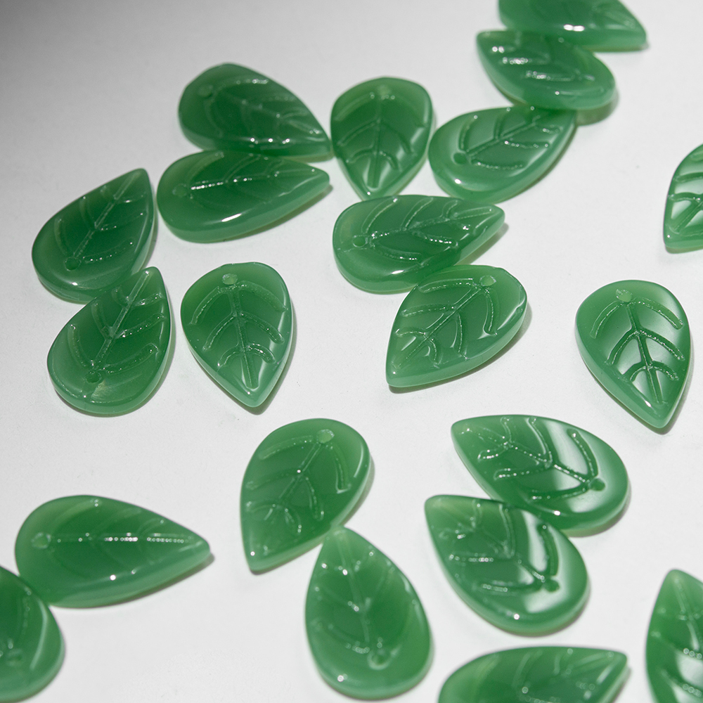 Подвеска резная "Листочек", 18*11мм, зеленая коралловая пудра