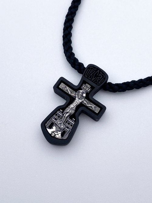 Крест из дерева с серебряным распятием на гайтане