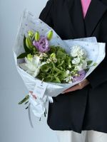 Букет из гортензии, пионовидной лилии, лизиантуса и ромашки