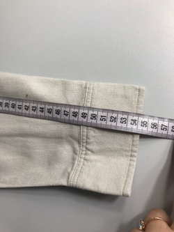 Рубашка светлого оттенка, визуально на 52 размер