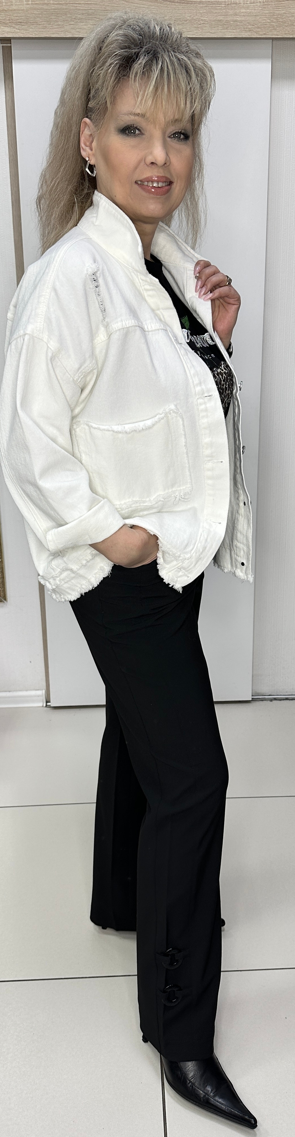 Белый джинсовый бомбер-жакет с рванкой