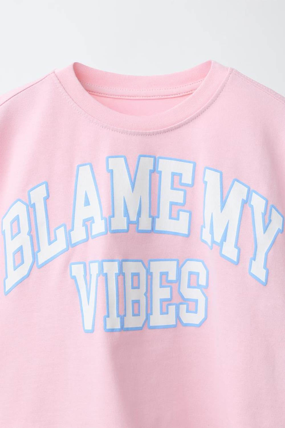 ZARA ФУТБОЛКА В СТИЛЕ ПРЕППИ С НАДПИСЬЮ, РОЗОВЫЙ/БЕЛЫЙ