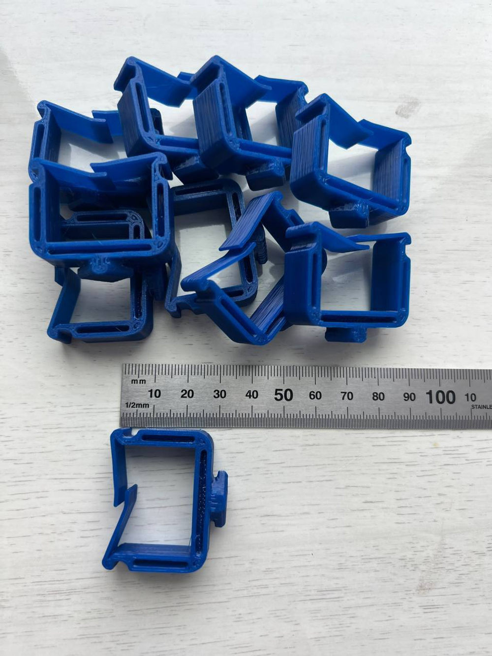 Пластиковый зажим ED44P10 для фиксации в шкафу кабеля (10шт упаковка) диам. до 28.5мм (крепится на DIN-рейку)