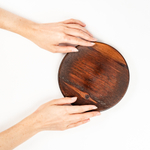 Деревянная плоская тарелка из древесины сибирского кедра. T186