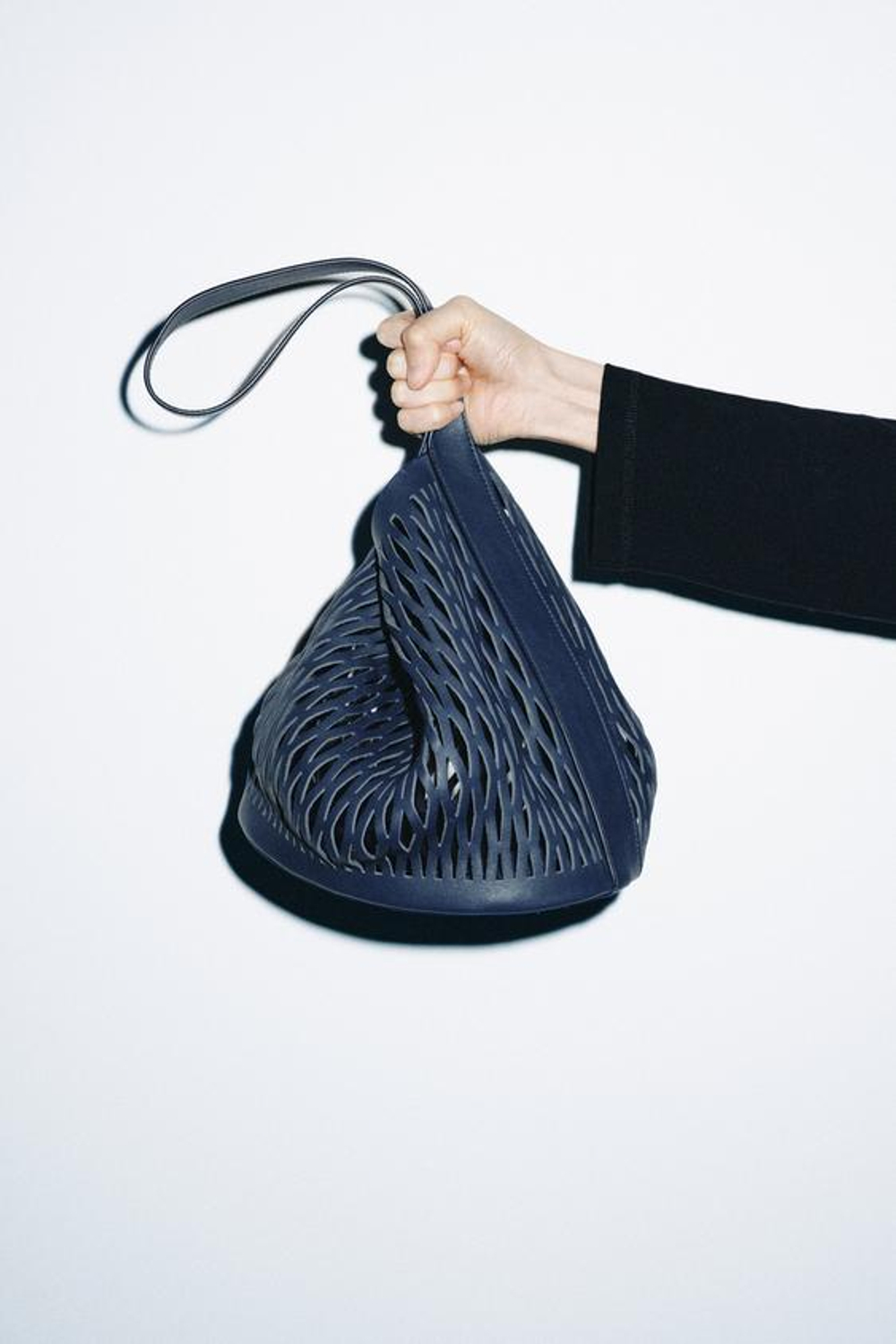 ZARA КОЖАНАЯ СУМКА С ПЕРФОРАЦИЕЙ, МОРСКОЙ СИНИЙ