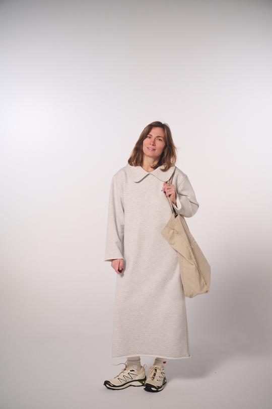 Платье прямого кроя с круглым воротником из плотного футера без начеса, светло-серый меланж