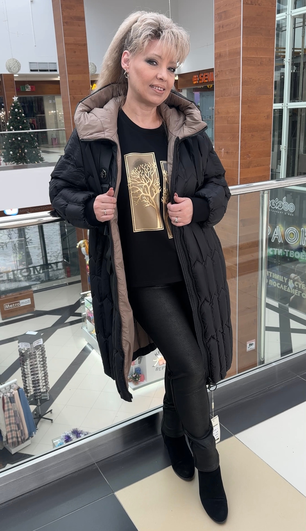 Зимнее черное пальто на пуху с бежевой отделкой