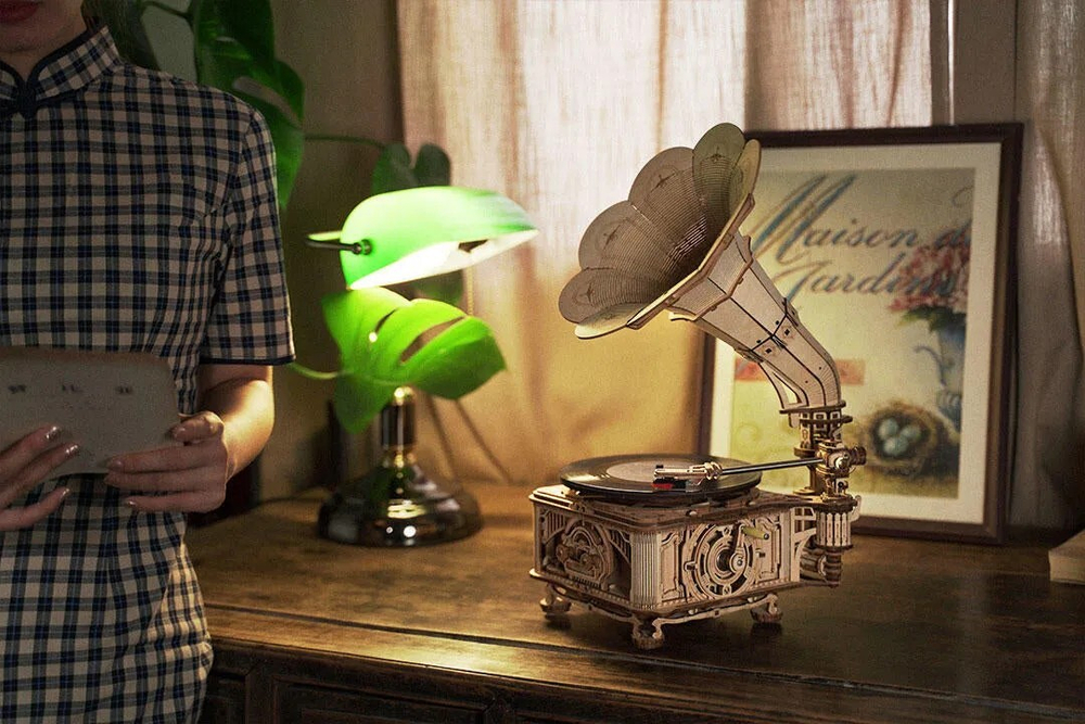 Деревянный конструктор Классический граммофон с USB подключением (ROKR)