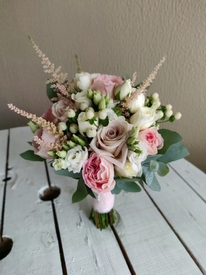 Букет невесты с розами и астильбой