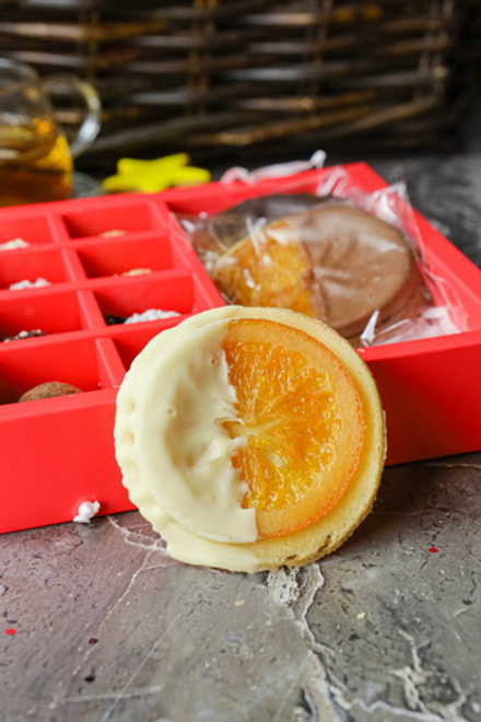 Апельсин в шоколадной глазури на хрустящем печенье