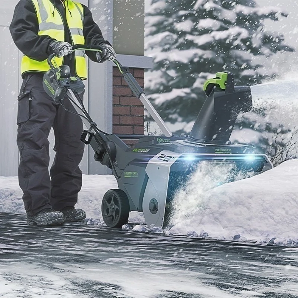 Greenworks GD82 82В аккумуляторный снегоуборщик (1 x 5 Ач, ЗУ) ковш 56 см, выброс 8 м 2602507UB
