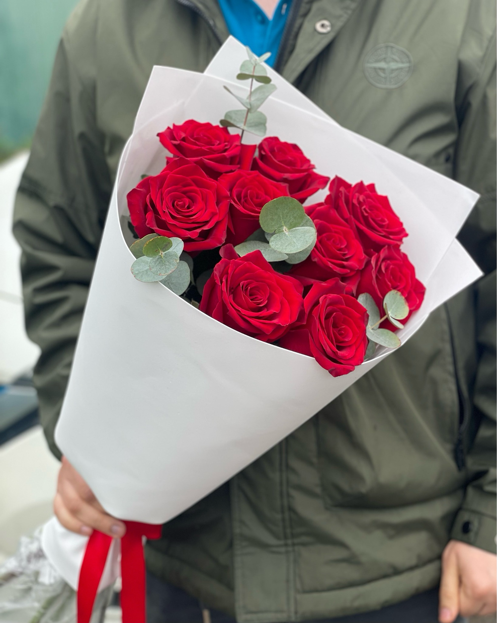 9 бордовых роз с эвкалиптом