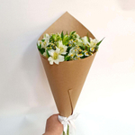 Букет полевых цветов из ромашек и альстромерий