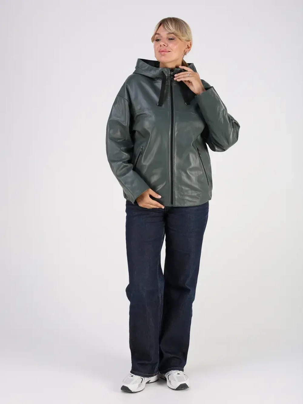 Кожаная куртка демисезонная с капюшоном короткая