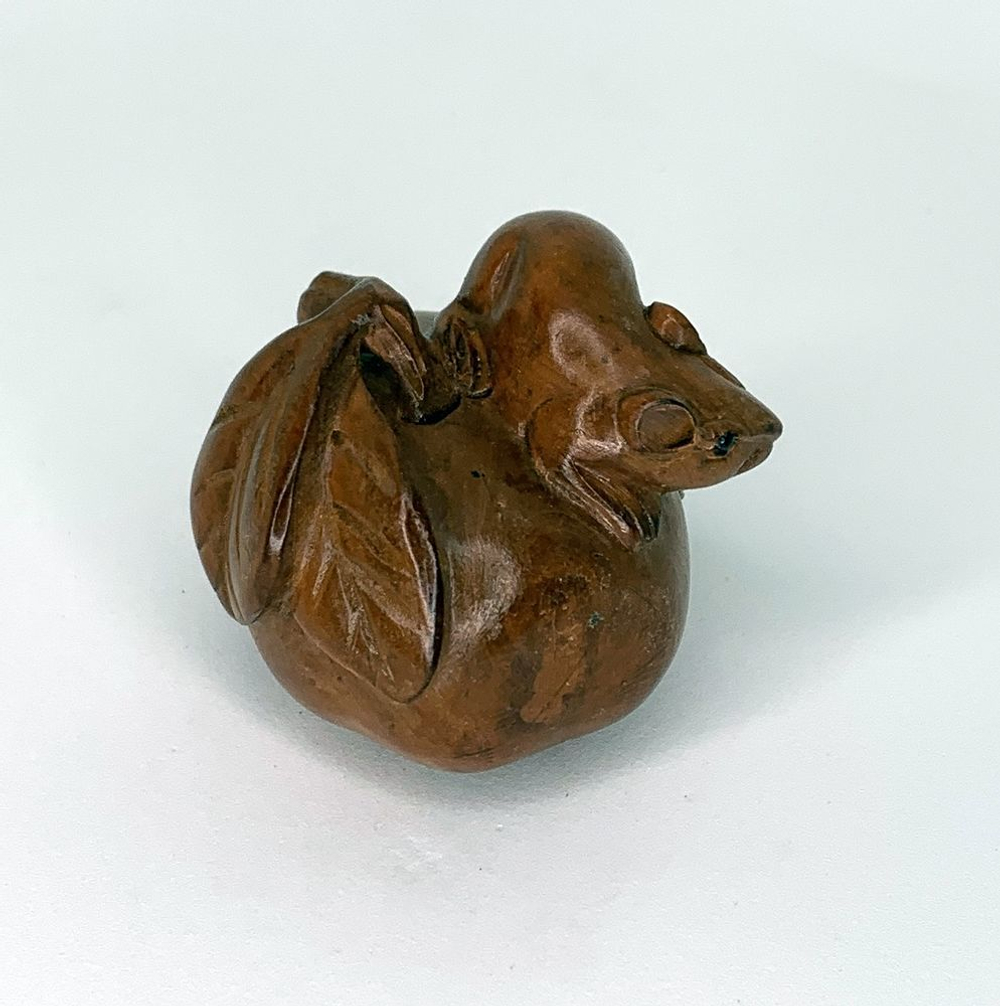 Нэцкэ Мышки на яблоке