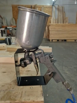 Металлический настенный держатель для краскопульта