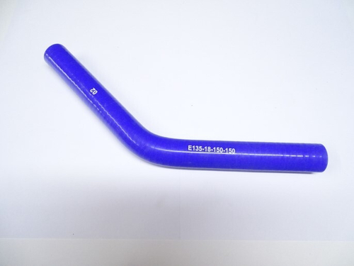 Патрубок угловой силикон 135,d18,L150x150, 3 нити стенка (4мм) (CARUM)