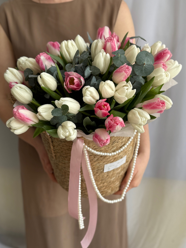 Утонченное сочетание белых и розовых тюльпанов в элегантной корзине от Флора Маркет
