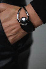 Браслет на кнопках черная кожа с серебряной вставкой