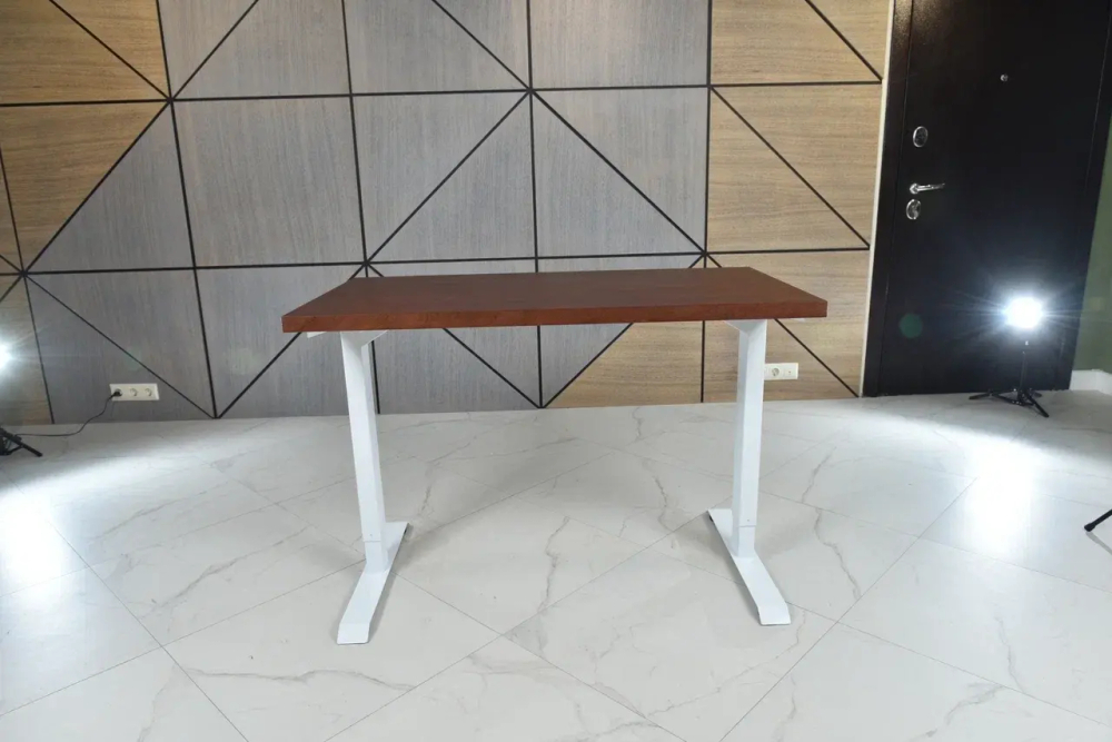 Регулируемый компьютерный стол Bazalt с регулировкой по высоте — столешница МДФ Красное дерево