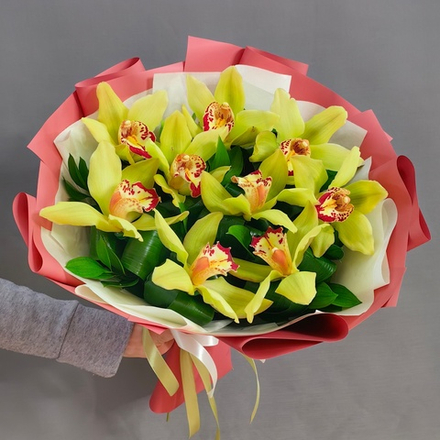Букет из 9 фисташковых орхидей