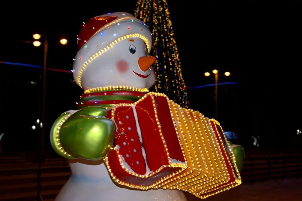 Уличная фигура "Снеговик с гармошкой"