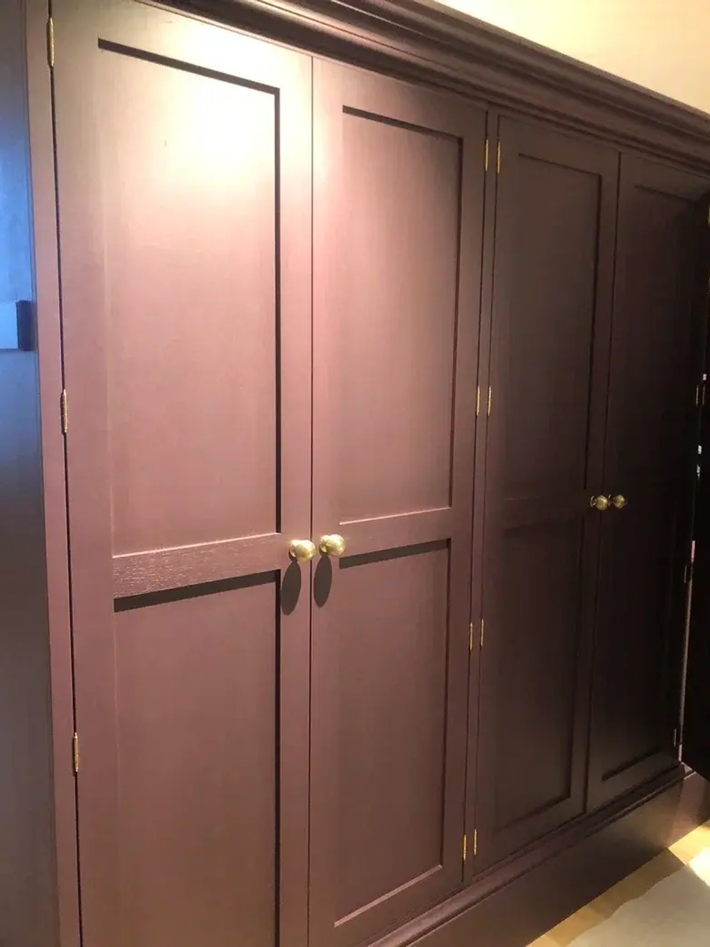 Классический деревянный шкаф с золотыми ручками