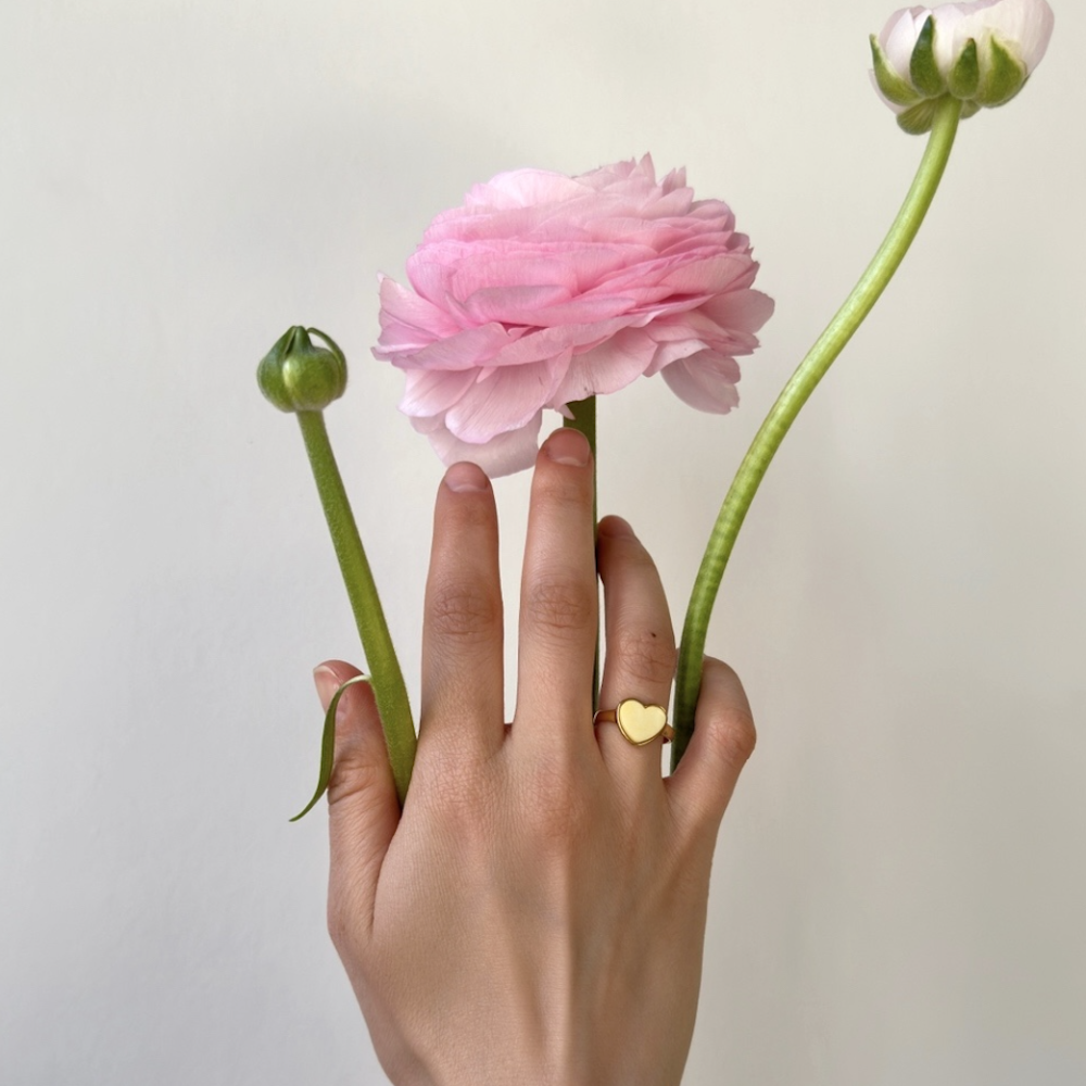 Кольцо Сердце с молочным янтарём